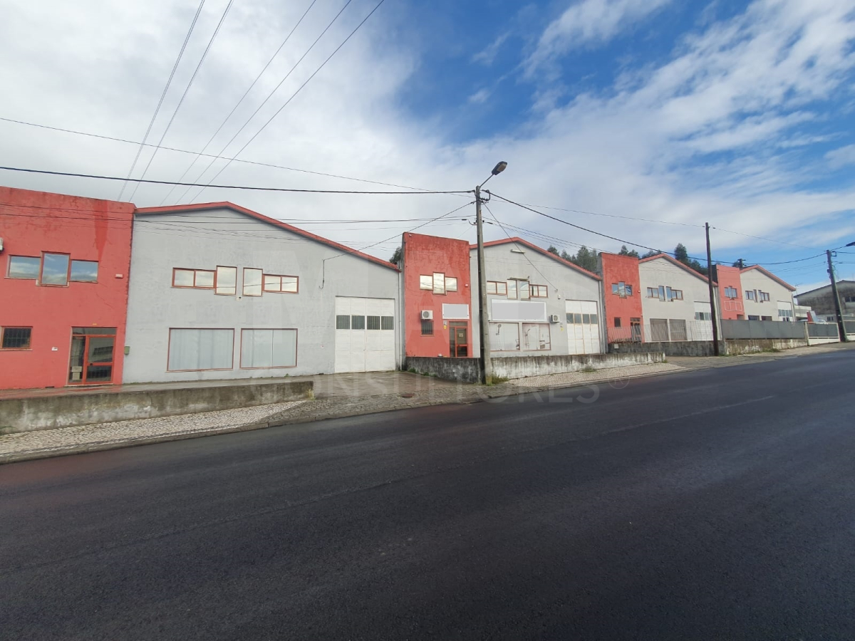 Warehouse for sale w/ 595 M² in Barrô Águeda